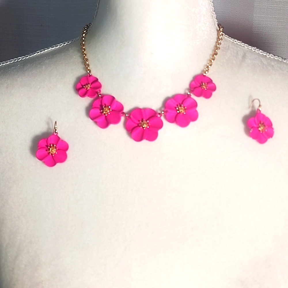 Liz Claiborne Pink Floral Necklace And Earrings Set. - Picture 7 of 9